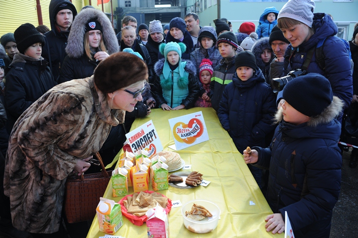 «Экстра» подарила СВЧ-печь автору самых вкусных блинов