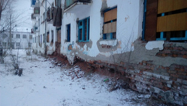 Комиссия решит судьбу жилого дома, кладка стены которого обвалилась ночью в Чите – источник