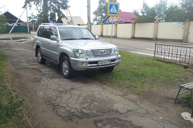 Автомобиль Михалева припарковался на тротуаре возле школы в Чите
