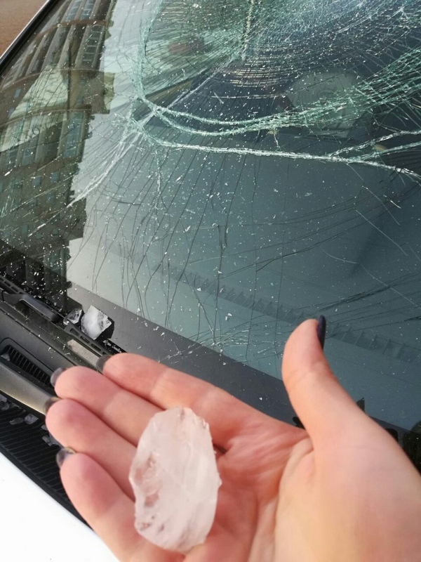 Упавшая с крыши дома наледь в Чите разбила лобовое стекло автомобиля