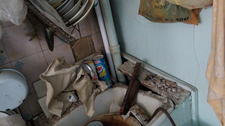 Пенсионер из Читы не может добиться от УК ремонта на кухне после замены стояка