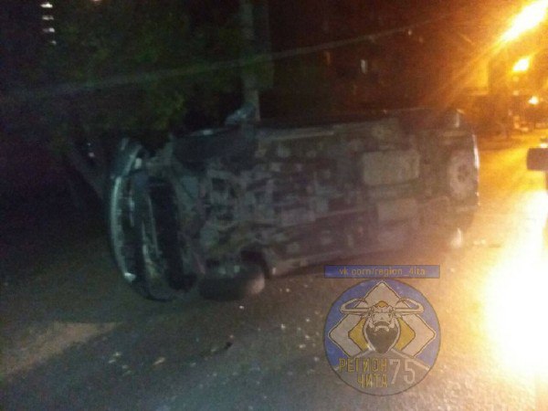 Пьяный водитель Lexus, лишенный прав, врезался в Range Rover и перевернул авто