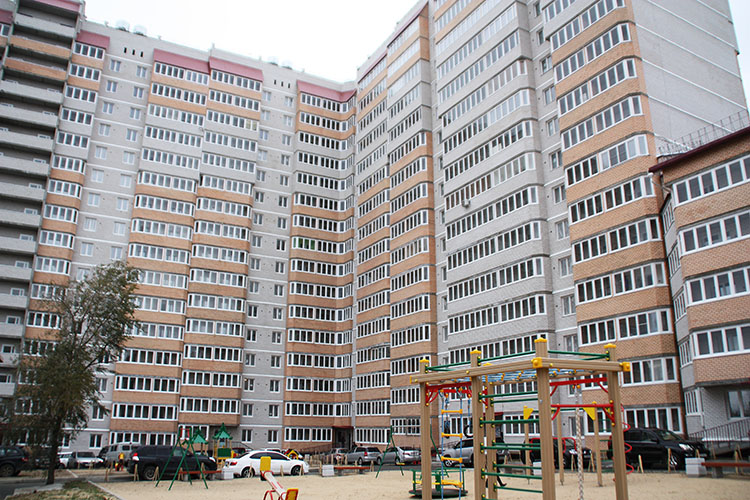 Обманутые дольщики получили ключи от квартир в новостройке от компании «РУС»