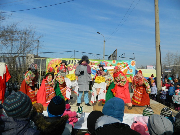 Масленицу отпраздновали на площади перед цирком Шапито