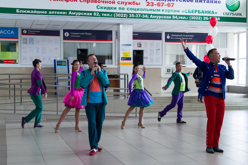 Шоу-проект«ВнеВременье» подарил пассажирам вокзала Читы в День семьи, любви и верности музыкальное поздравление