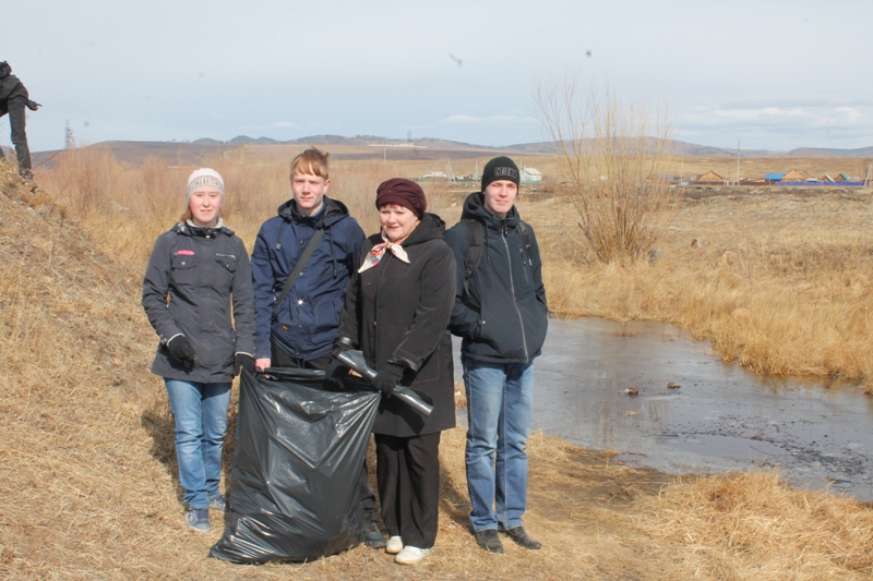 Депутат Катушев с волонтерами школы №23 очистили водоемы