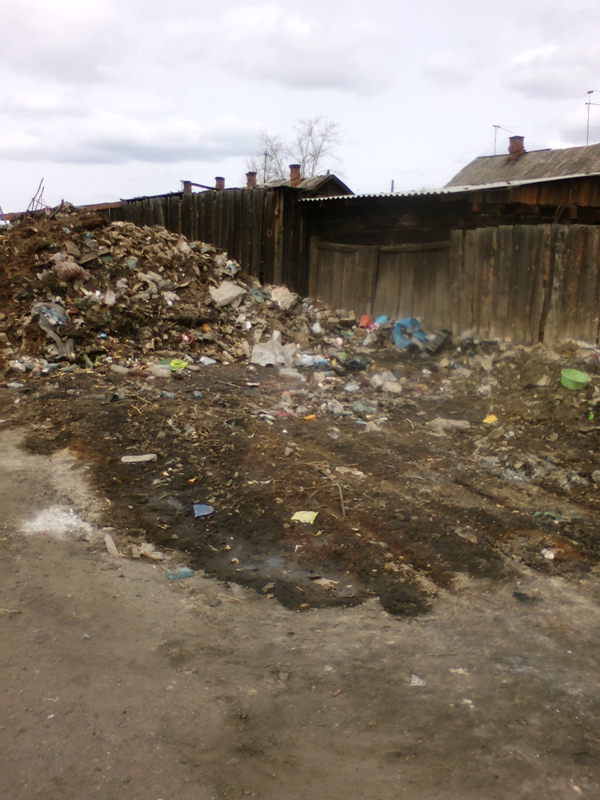 В читинском поселке кучи мусора стоят посреди улиц