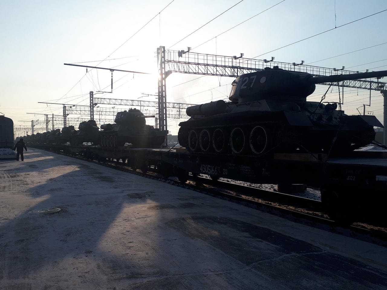 Осипов, военные и десятки читинцев встретили на вокзале 30 лаосских танков Т-34