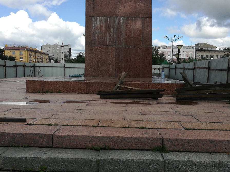 Кузнецов сделал замечания подрядчику по укладке плитки на пл. Ленина