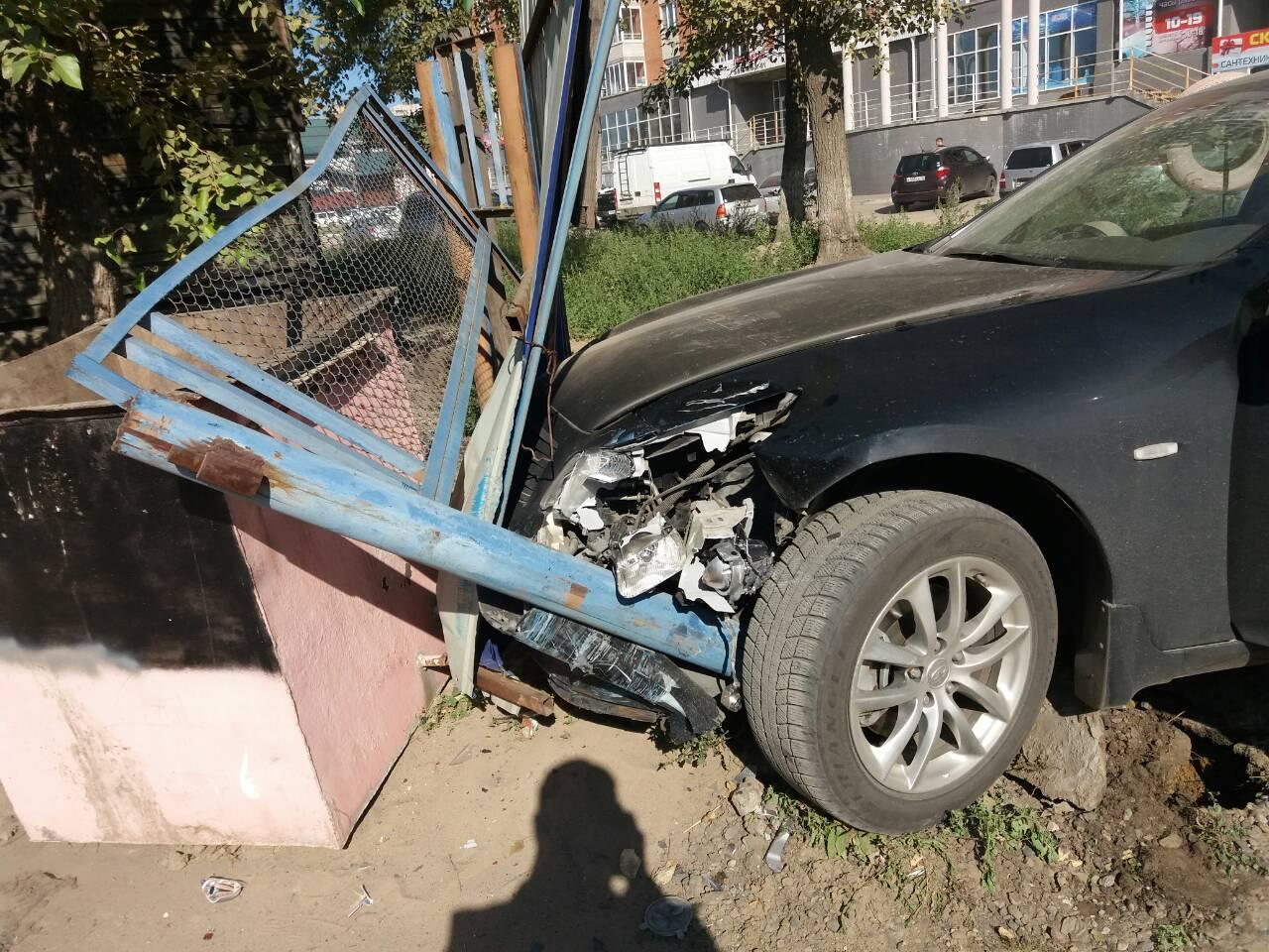 Автомобиль Infiniti врезался в забор в результате ДТП в Чите