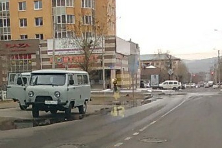 Колодец прорвало по ул.Лермонтова в Чите