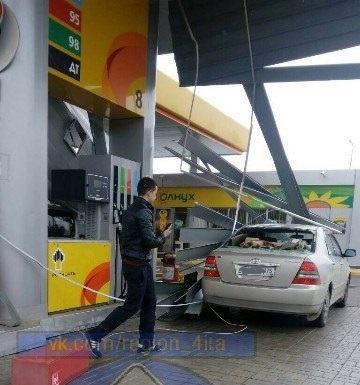 Ветер снёс крышу на АЗС под Читой, повреждено несколько машин