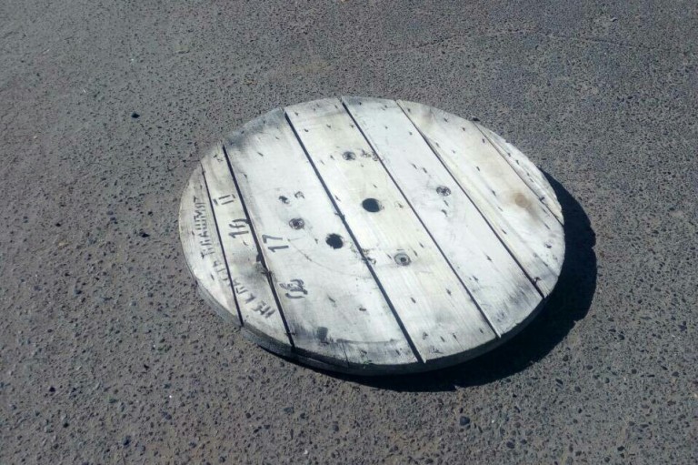 Крышки люков вторую ночь воруют в поселке Антипиха