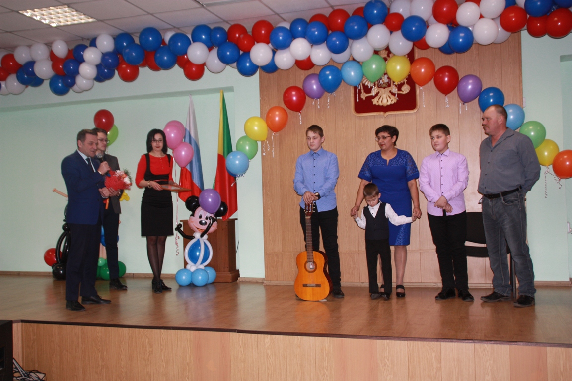 Лучшие семьи края получили по 100 тысяч рублей