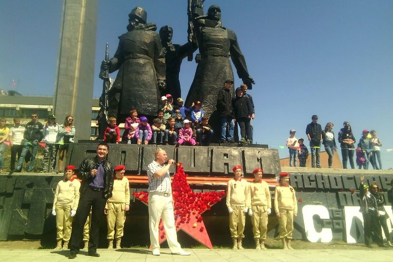 Звезду из гвоздик установили на площади Революции
