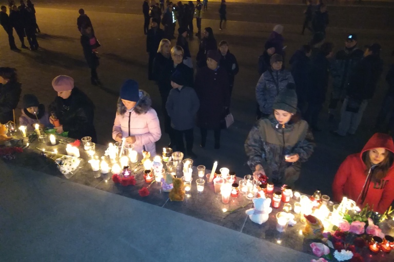 Читинцы пришли на пл. Ленина почтить память погибшей Даши Карташовой