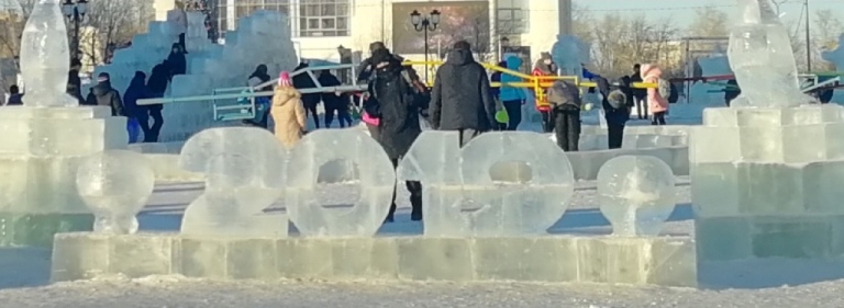 Вандалы сломали скульптуру в ледовом городке Краснокаменска
