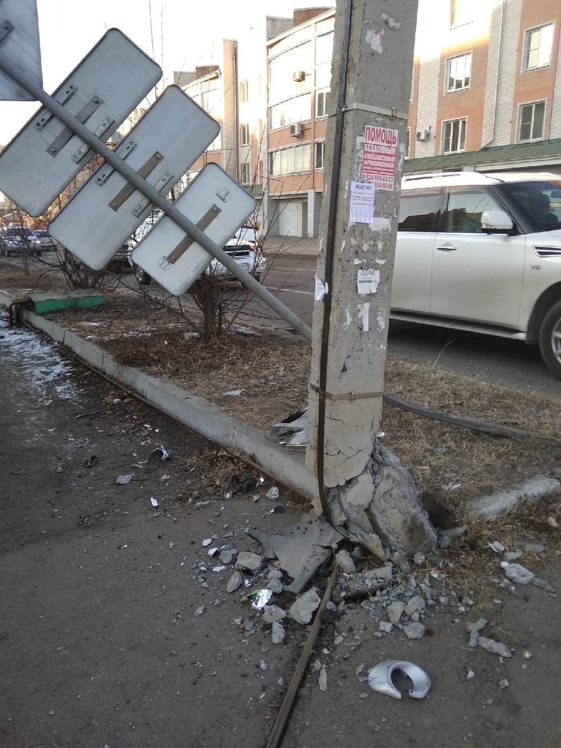 Фонарный столб на перекрестке в центре Читы может упасть – очевидец