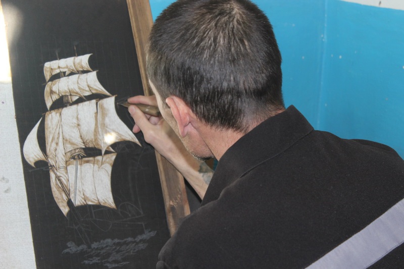 Заключенный Шаргопа освоил древнюю технику выцарапывания рисунков