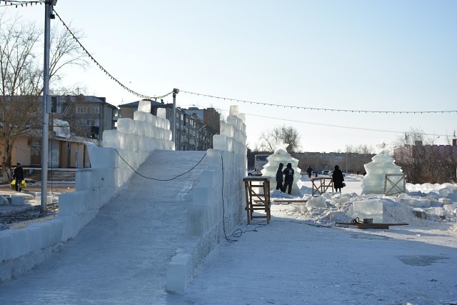 Вандалы сломали фигурки собак в Ледовом городке в Краснокаменске