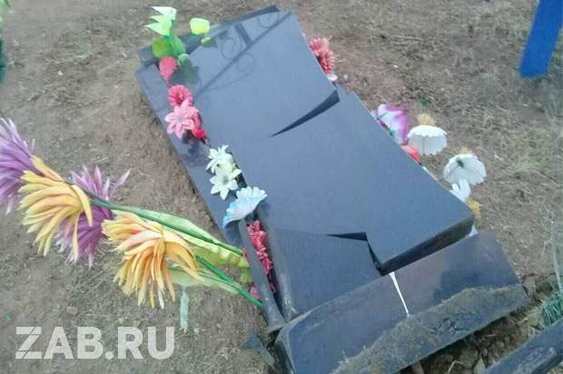 За повредивших могилы в Урульге школьников ответят их родители