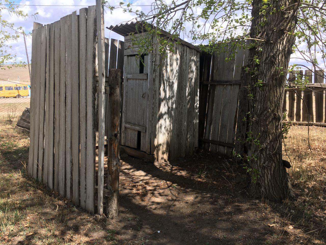 Судно, весло, старые УАЗы и туалет