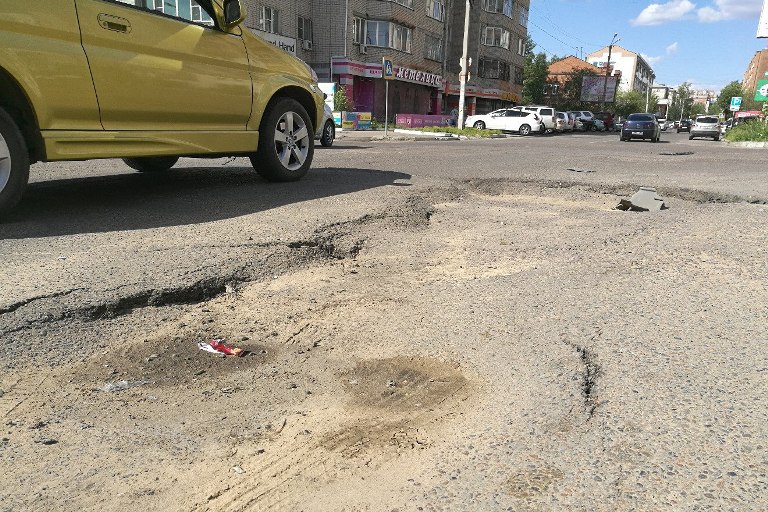 Асфальт на перекрестке ул. Курнатовского-Чкалова в Чите восстанавливать не начали