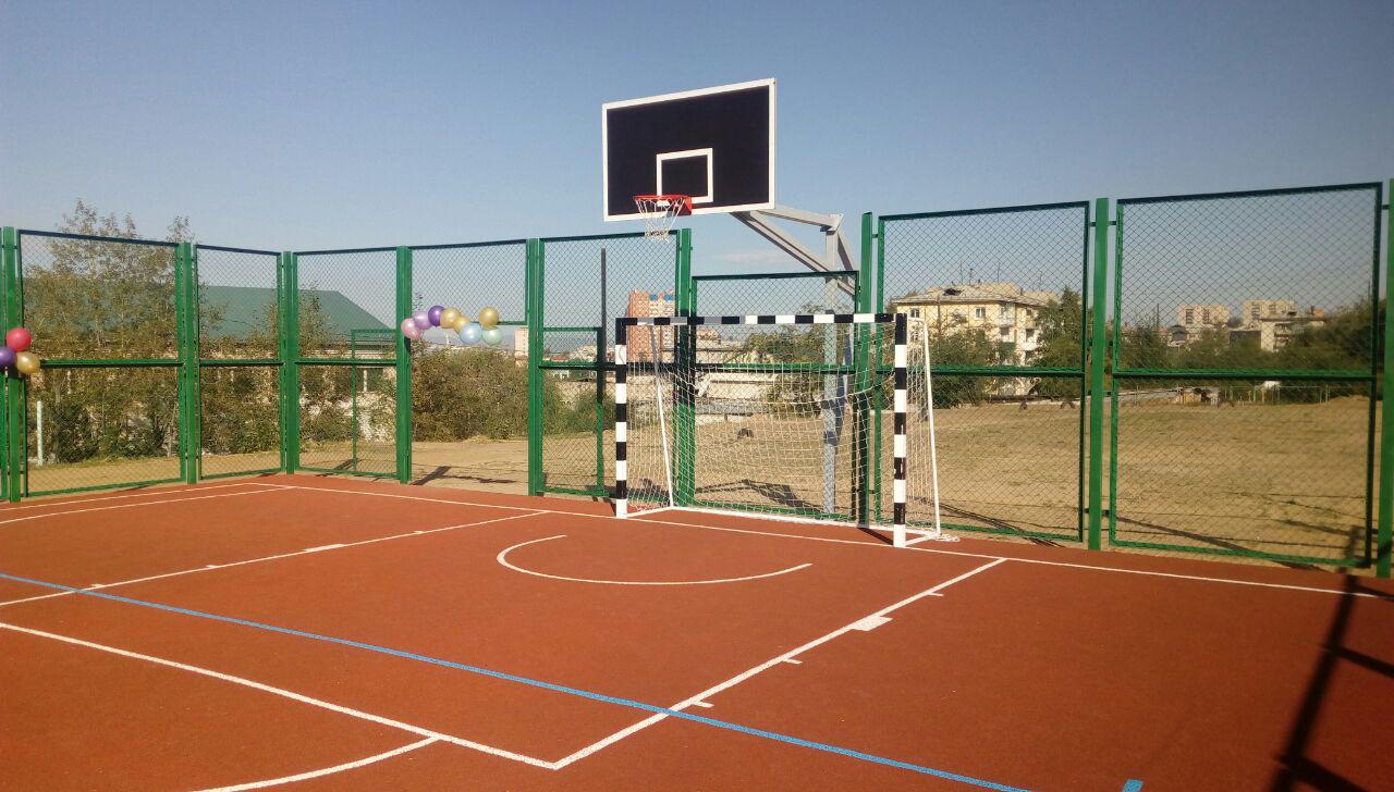 Школьники и жители Соснового бора в Чите получили новую спортплощадку для футбола и баскетбола