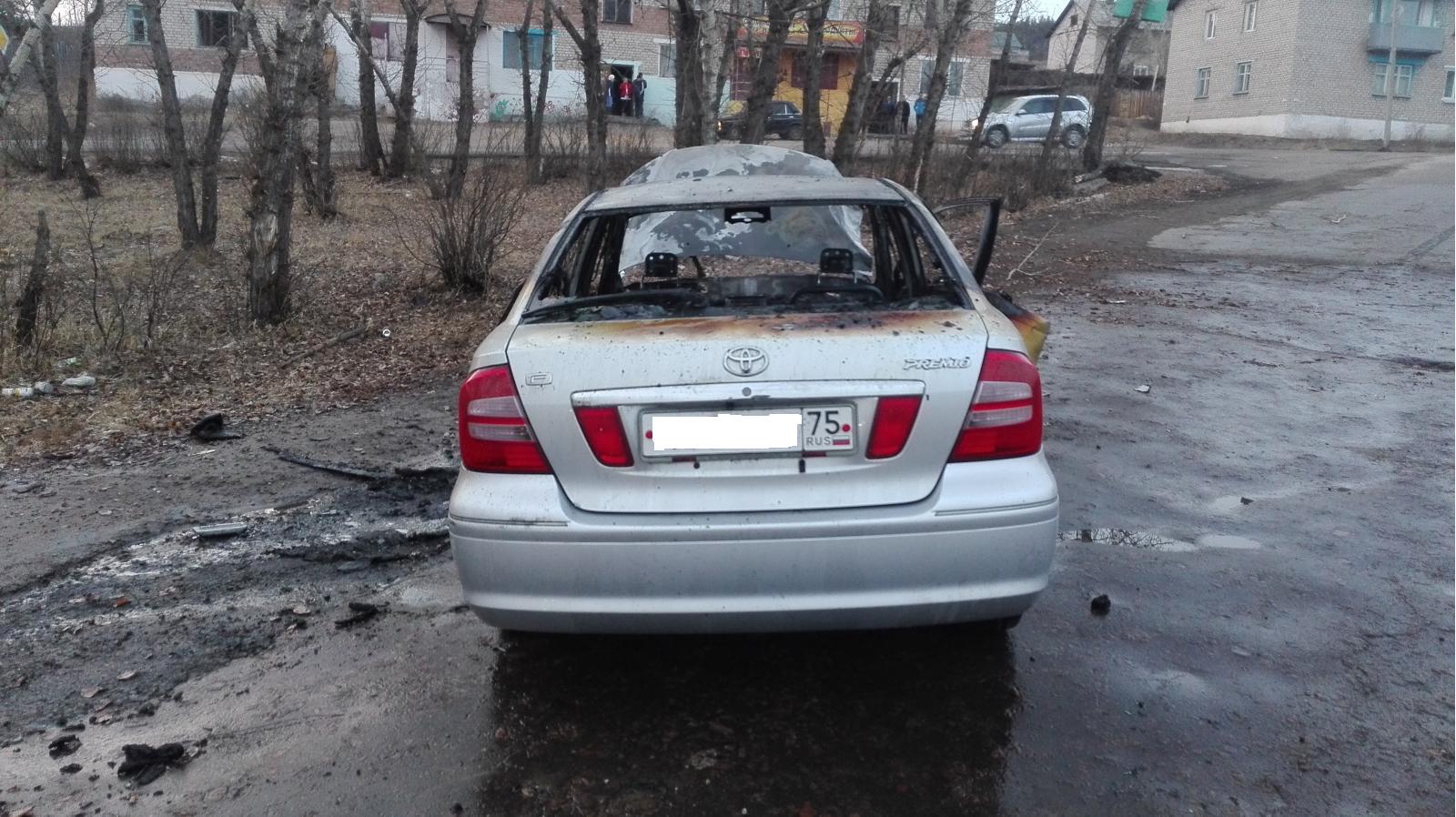Машина сгорела в Петровске-Забайкальском после наезда на препятствие