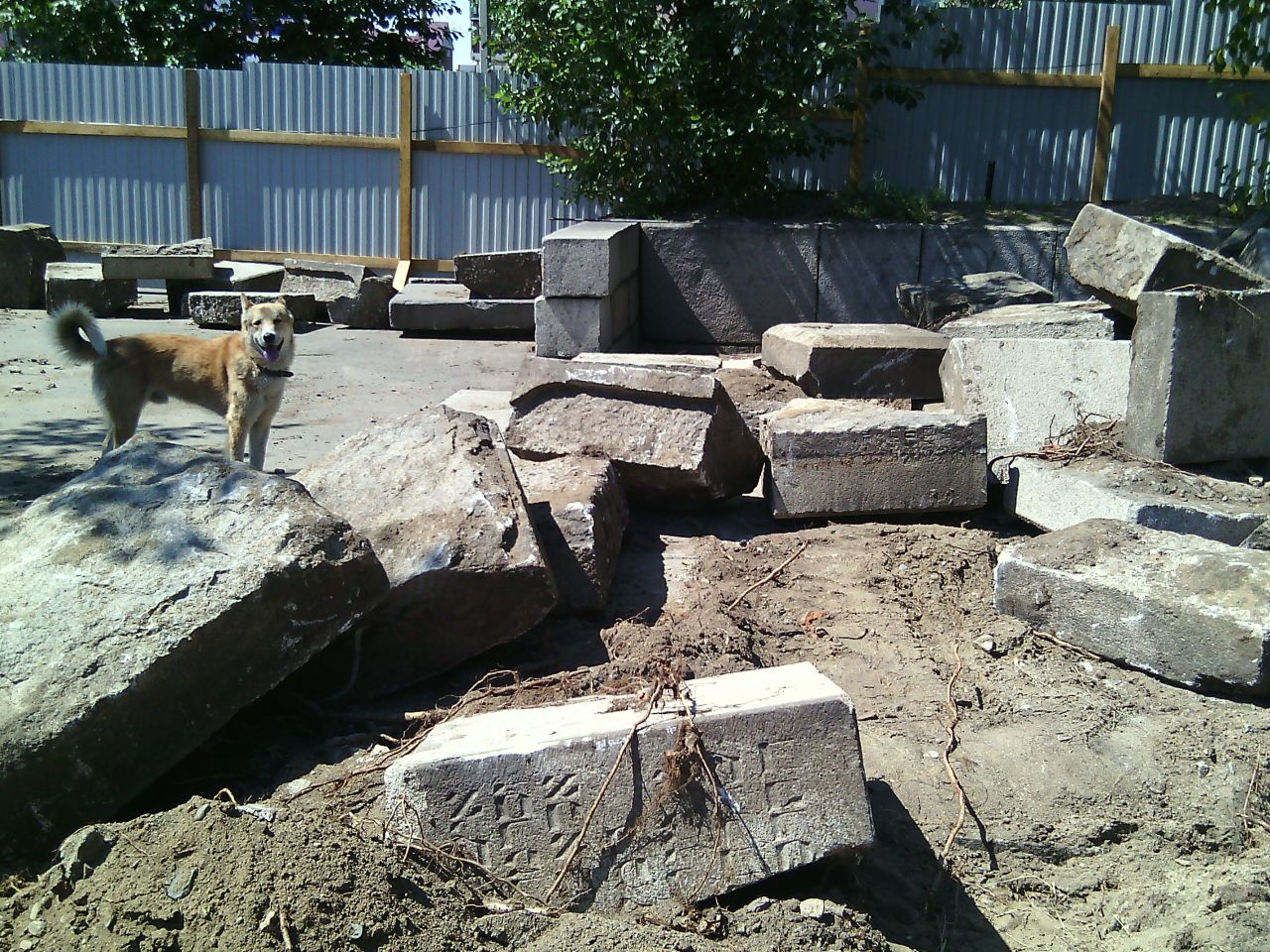 Стену из могильных плит почти демонтировали на пл. Декабристов в Чите
