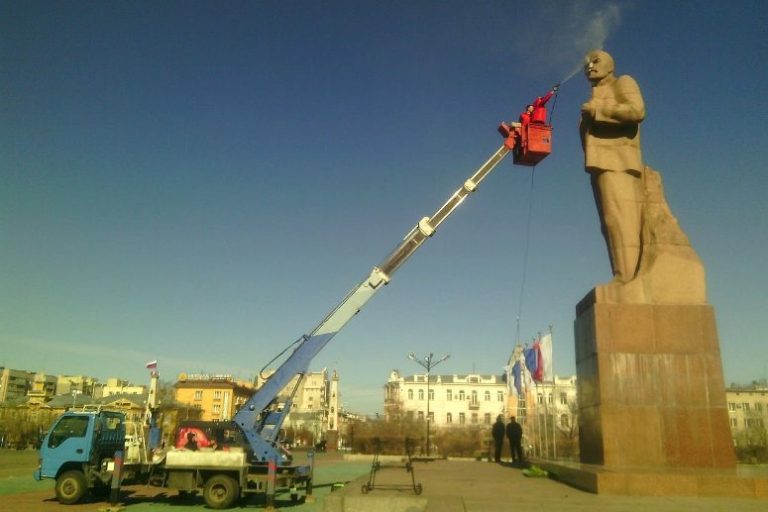 Коммунисты моют памятник Ленину на площади Читы