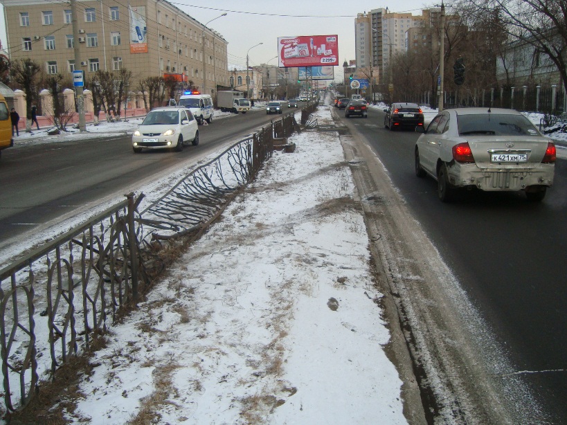 Водитель BMW X5 снес заграждение в центре Читы