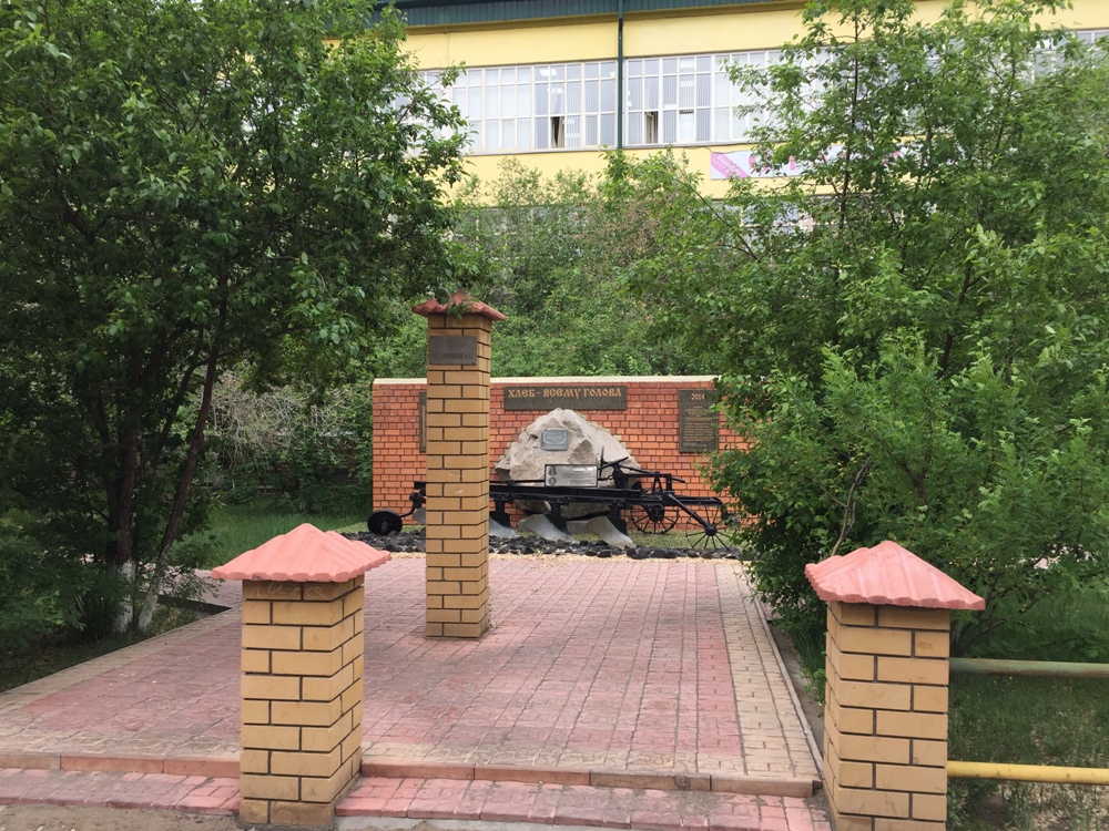 Вандалы разрушили ограду Сквера целинников в Чите