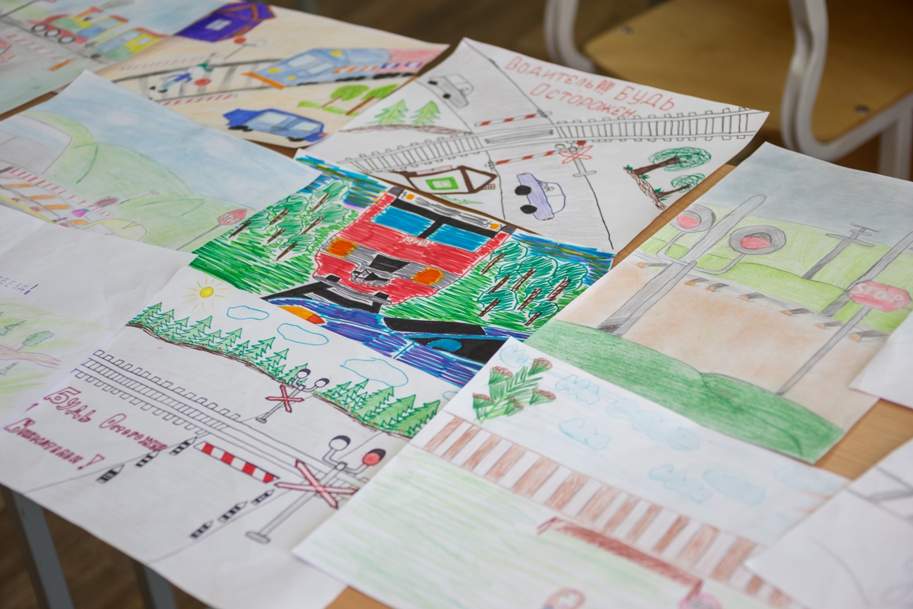 В Чите юные железнодорожники напомнили водителям, как вести себя на железнодорожных переездах