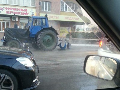 Улицу Бутина в Чите залило водой из канализации