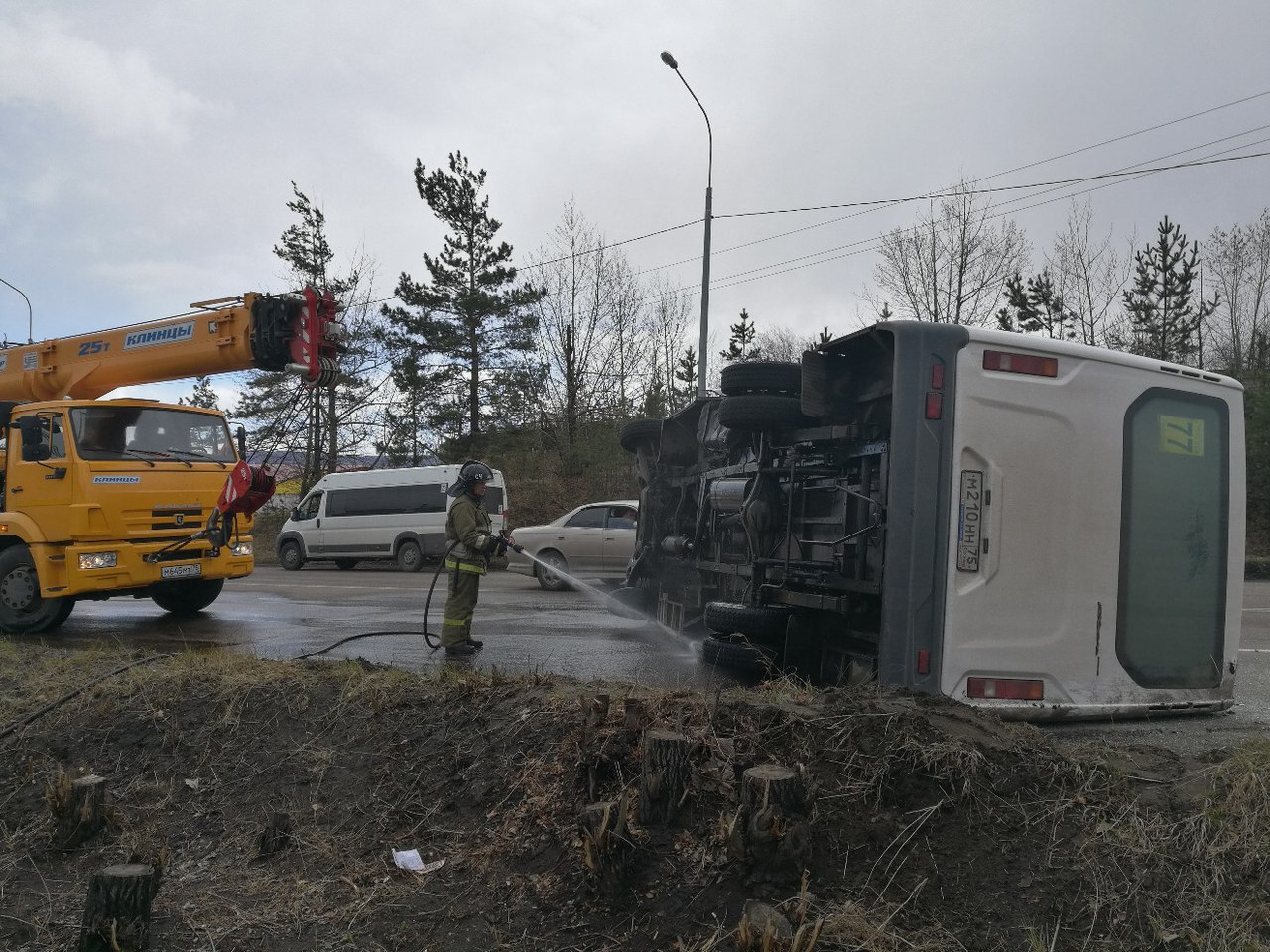 Водитель и два пассажира пострадали в перевернувшейся маршрутке в Чите