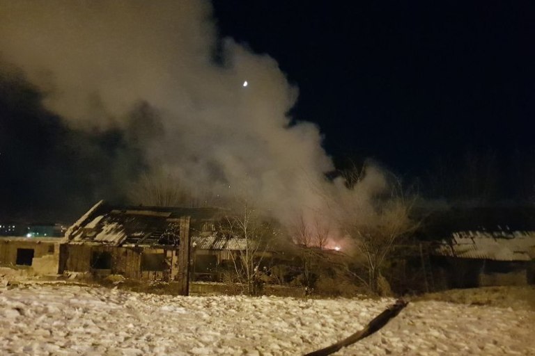 Пожар произошел в заброшенном здании военной части в Чите