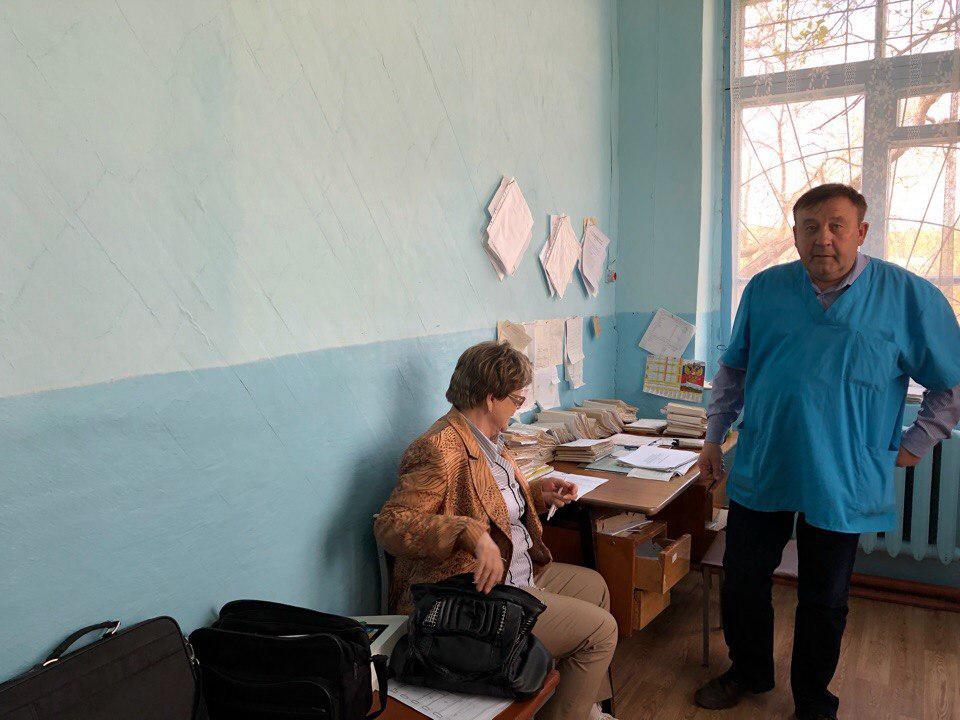 Судно, весло, старые УАЗы и туалет