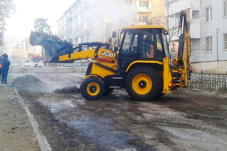 Движение транспорта частично ограничено по ул. Токмакова из-за порыва теплотрассы