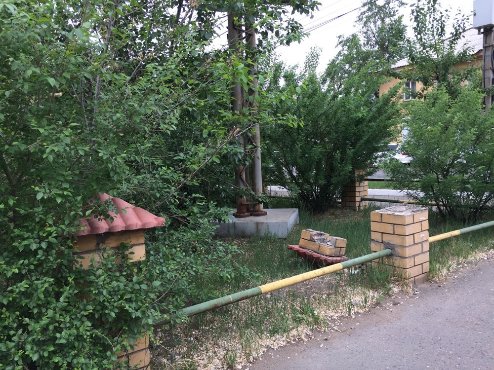 Вандалы разрушили ограду Сквера целинников в Чите