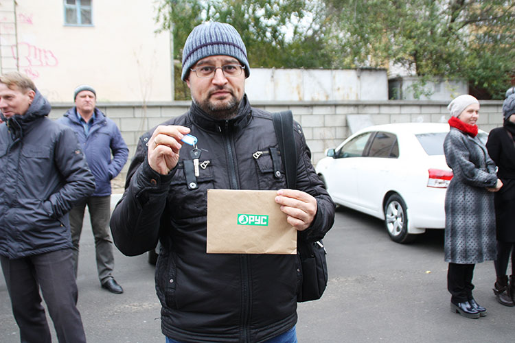 Обманутые дольщики получили ключи от квартир в новостройке от компании «РУС»