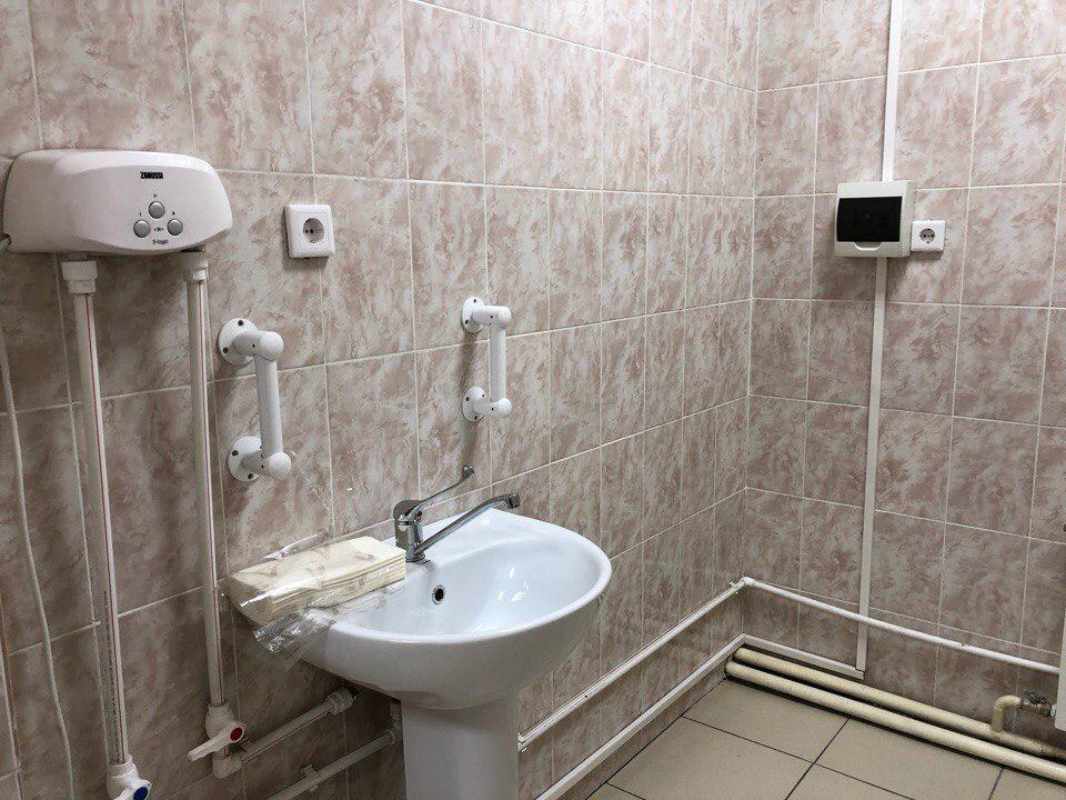 Судно, весло, старые УАЗы и туалет