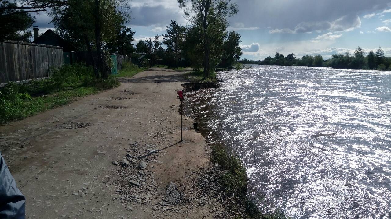 Река может уничтожить дорогу в дачном поселке около Каштака