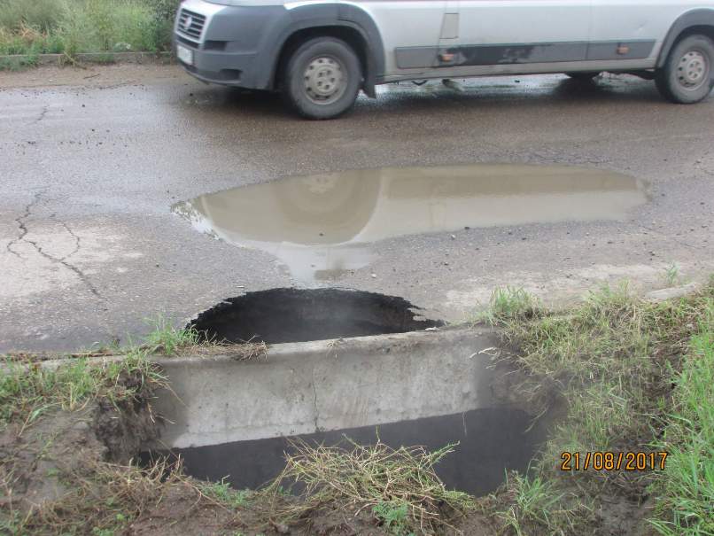 Глубокую яму размыло на дороге в мкр. Девичья сопка в Чите – очевидец
