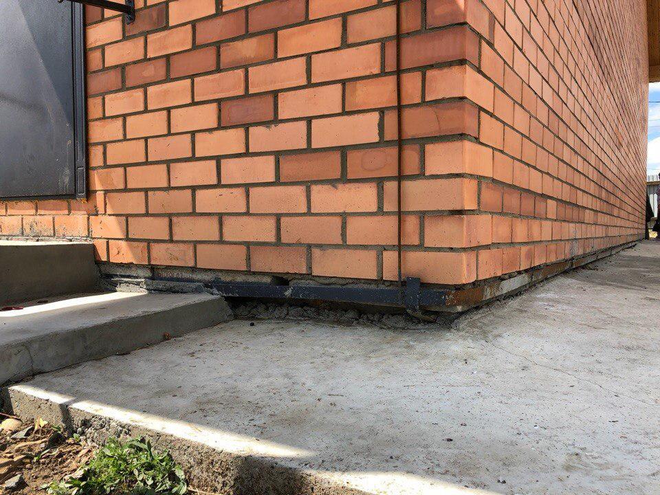 Судно, весло, старые УАЗы и туалет