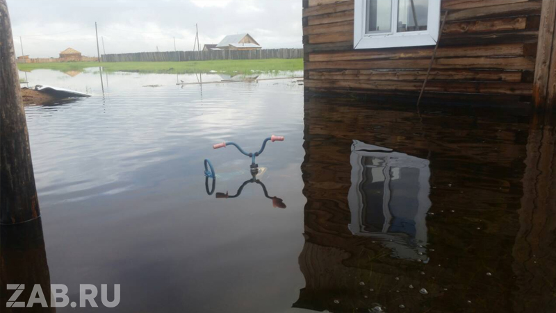 Вода в Биофабрике перешла через вырытую жителями траншею