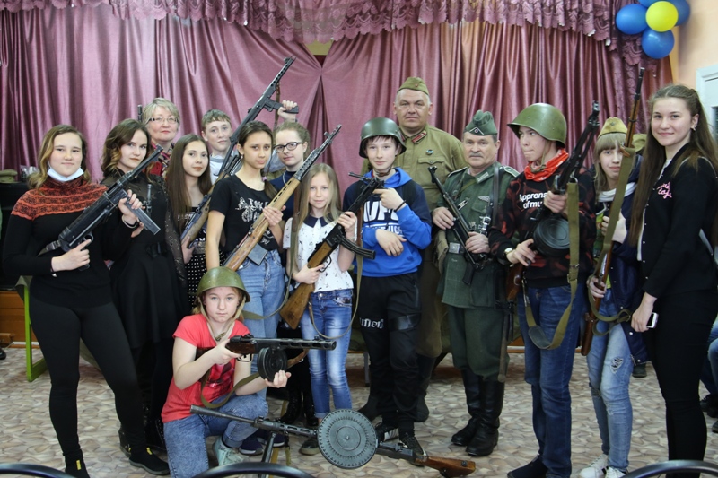 В Шерловой Горе при поддержке СУЭК прошла выставка «Оружие Победы»