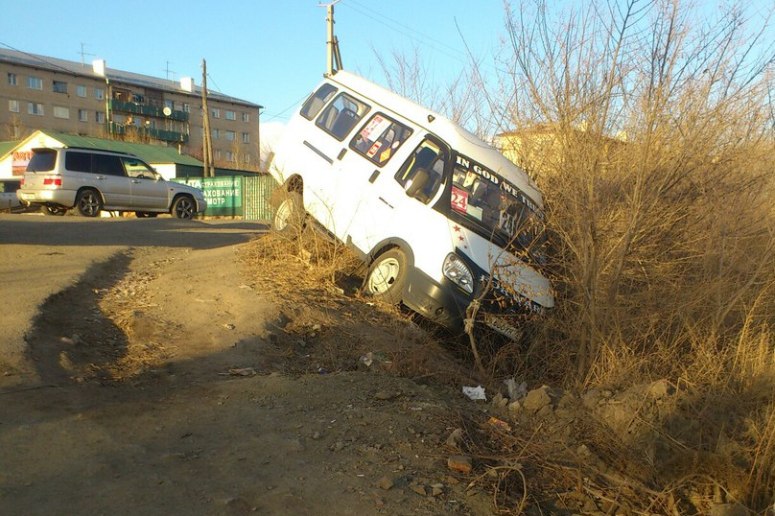 В соцсетях рассказали о съехавшей на ГРЭСе в кювет маршрутке
