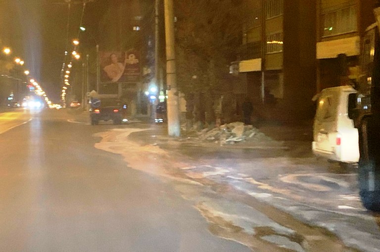 «Зловонный поток» течёт на перекрёстке улиц в Чите - очевидец