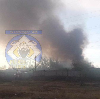 Мусор горит на территории заброшенного склада на ГРЭСе в Чите